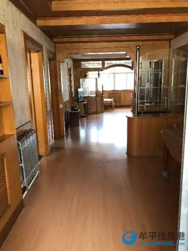 物資局家屬樓四樓100平三室兩衛(wèi)出租