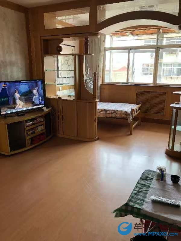 物資局家屬樓四樓100平三室兩衛(wèi)出租